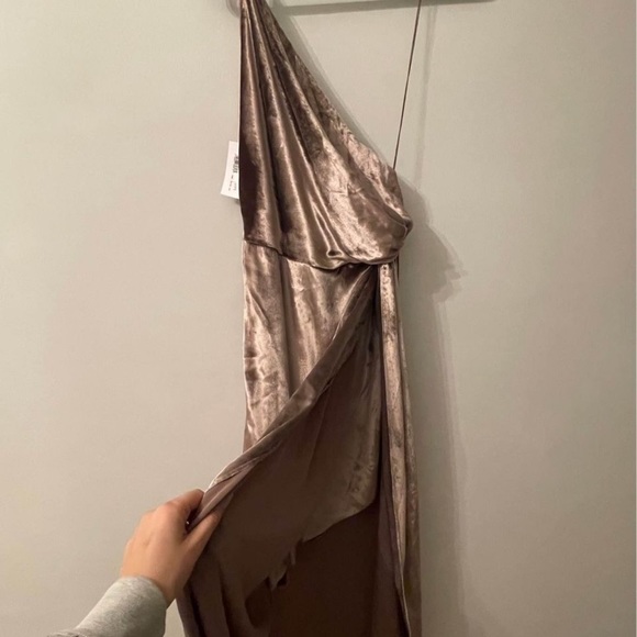 LAST CHANCE TO PURCHASE NEW MICHELLE MASON VELVET DRESS - Picture 3 of 5